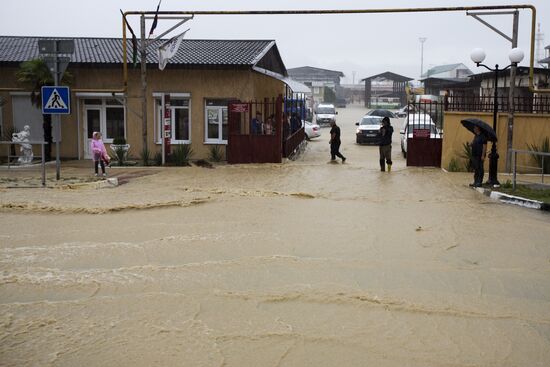 Downpour causes flash flood in Sochi