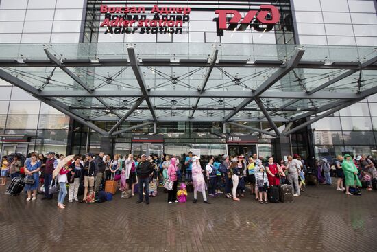 Downpour causes flash flood in Sochi