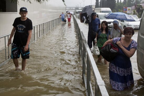 Downpour causes flash flood in Sochi