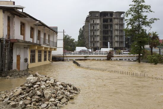 Downpour causes flash flood in Sochi