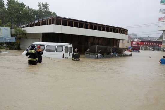 Downpour causes flash flood in Sochi