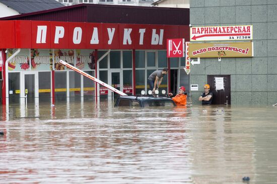 Downpour causes flash flood in Sochi