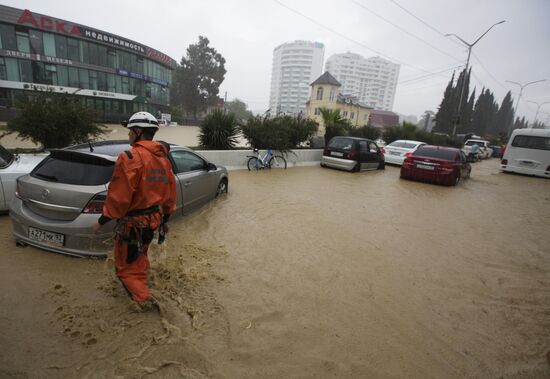 Downpour causes flash flood in Sochi