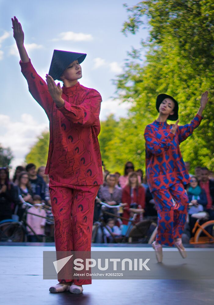 Defile Chinese Caprice at Tsarskoye Selo museum preserve