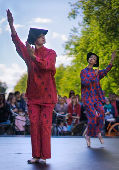 Defile Chinese Caprice at Tsarskoye Selo museum preserve