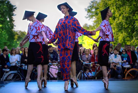 Defile Chinese Caprice at Tsarskoye Selo museum preserve