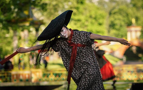 Defile Chinese Caprice at Tsarskoye Selo museum preserve
