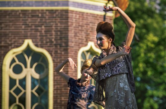Defile Chinese Caprice at Tsarskoye Selo museum preserve