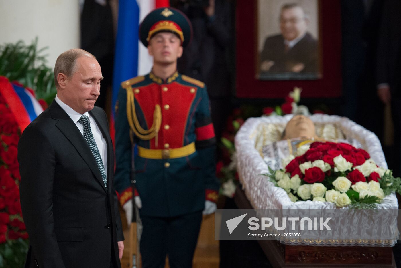 Russian President Vladimir Putin and Prime Minister Dmitry Medvedev attend farewell ceremony for Yevgeny Primakov