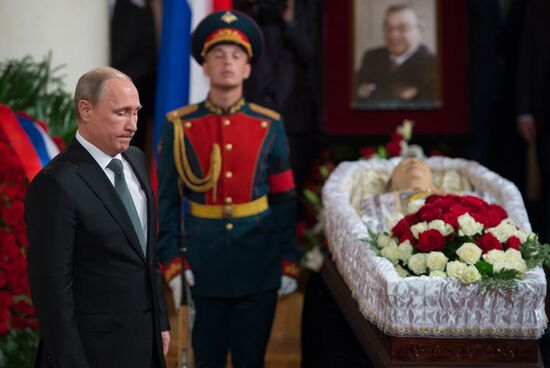 Russian President Vladimir Putin and Prime Minister Dmitry Medvedev attend farewell ceremony for Yevgeny Primakov