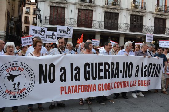 People protest Spanish-US agreement on increasing troop contingent at Morón Air Base