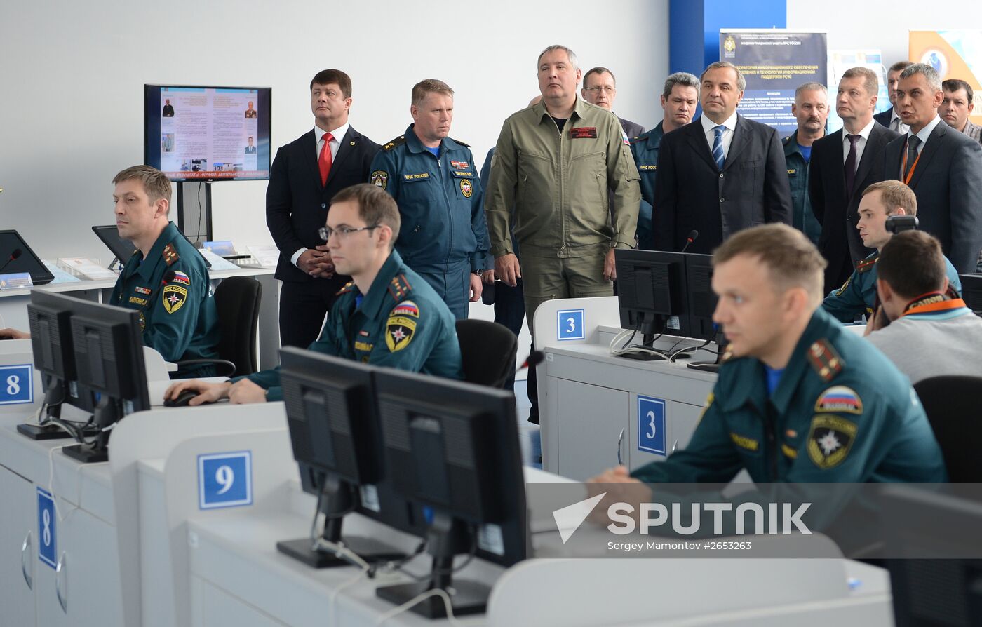 Dmitry Rogozin visits Civil Defense Academy of Russian Emergencies Ministry