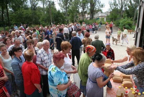 Humanitarian aid distribution in Donetsk