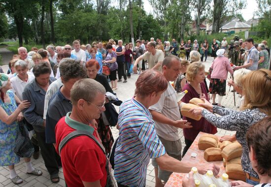 Humanitarian aid distribution in Donetsk