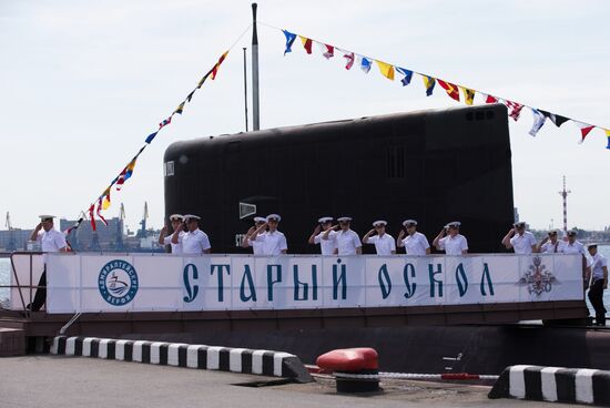 Stray Oskol submarine hoists its flag in St. Petersburg