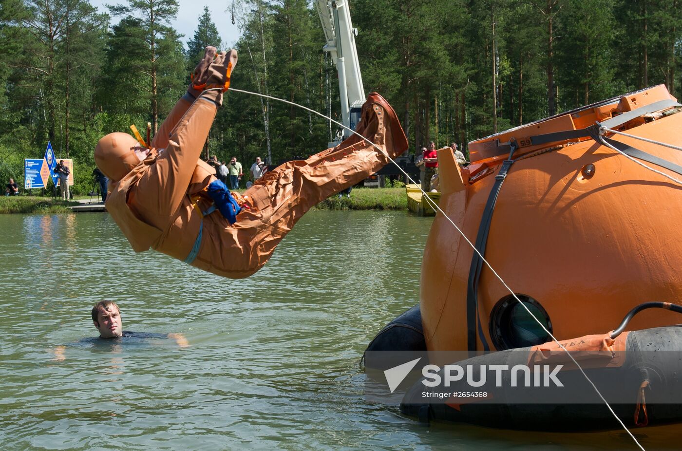 ISS 49/50 Expedition crew practice spaceship's water landing