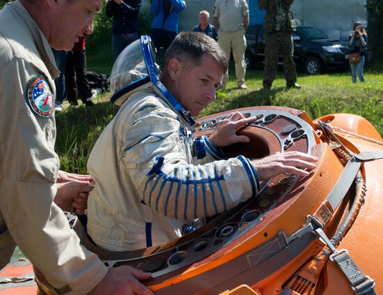 ISS 49/50 Expedition crew practice spaceship's water landing