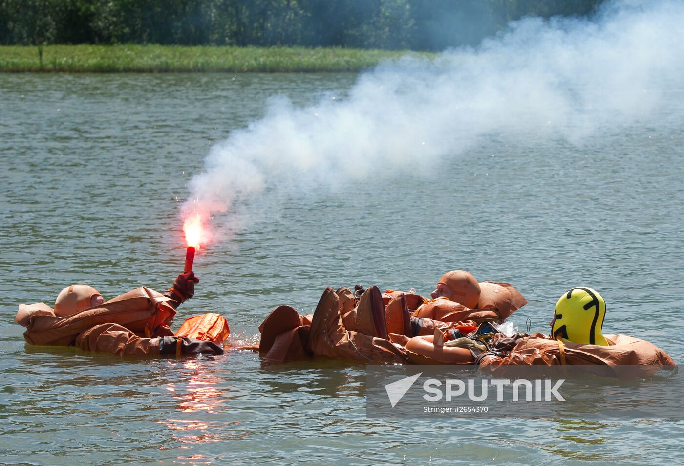 ISS 49/50 Expedition crew practice spaceship's water landing