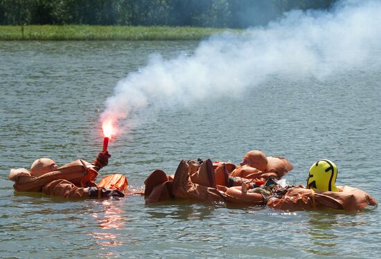 ISS 49/50 Expedition crew practice spaceship's water landing