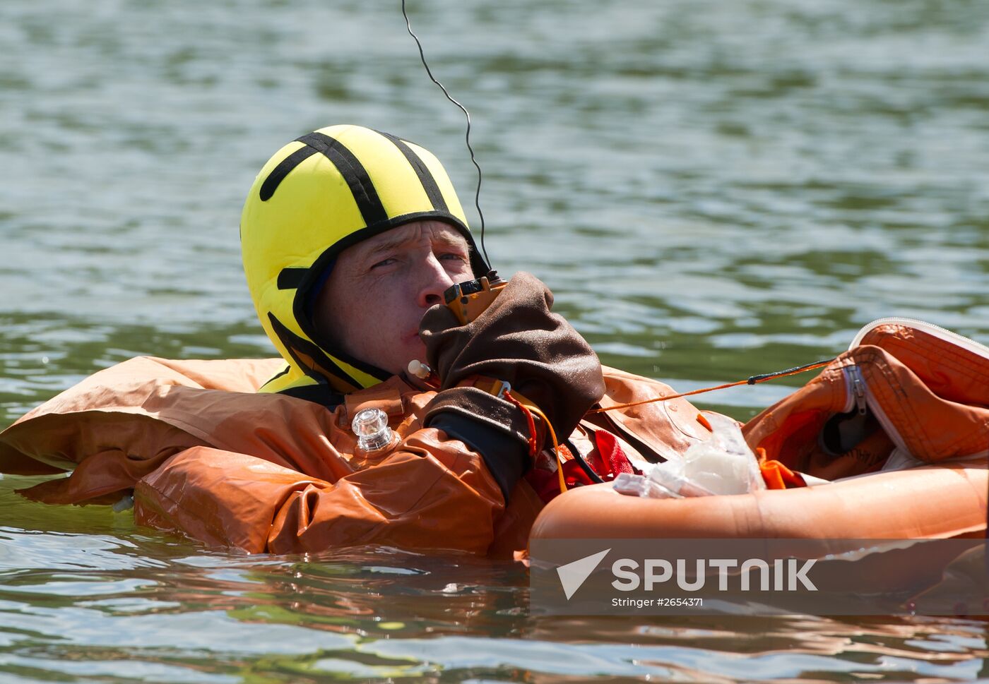 ISS 49/50 Expedition crew practice spaceship's water landing