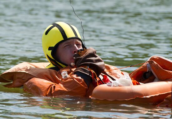 ISS 49/50 Expedition crew practice spaceship's water landing