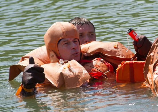 ISS 49/50 Expedition crew practice spaceship's water landing