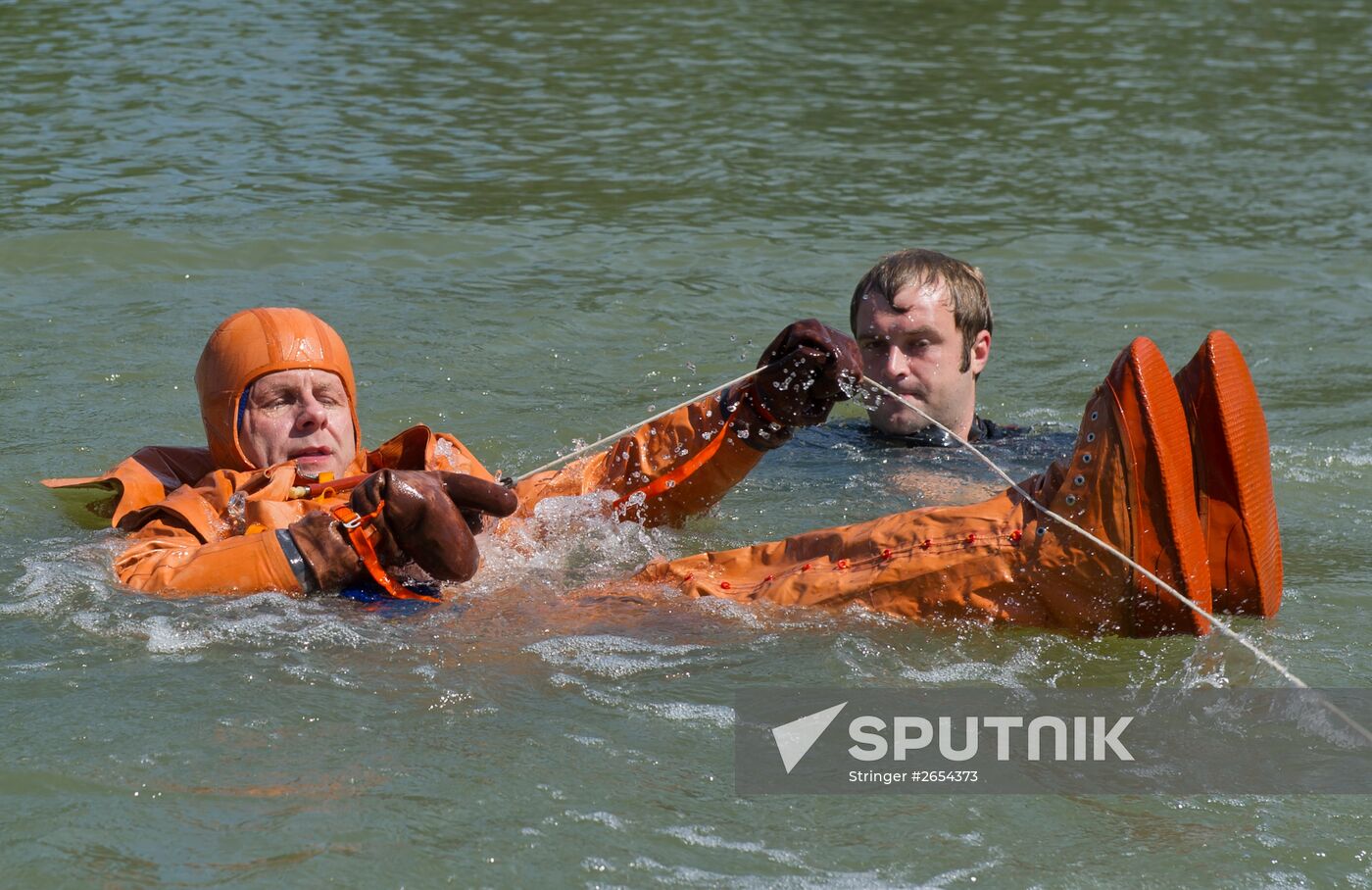 ISS 49/50 Expedition crew practice spaceship's water landing