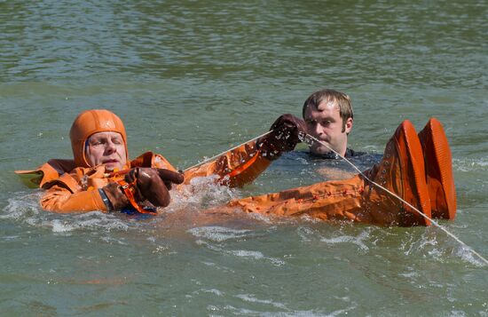 ISS 49/50 Expedition crew practice spaceship's water landing