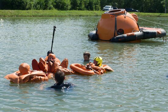 ISS 49/50 Expedition crew practice spaceship's water landing