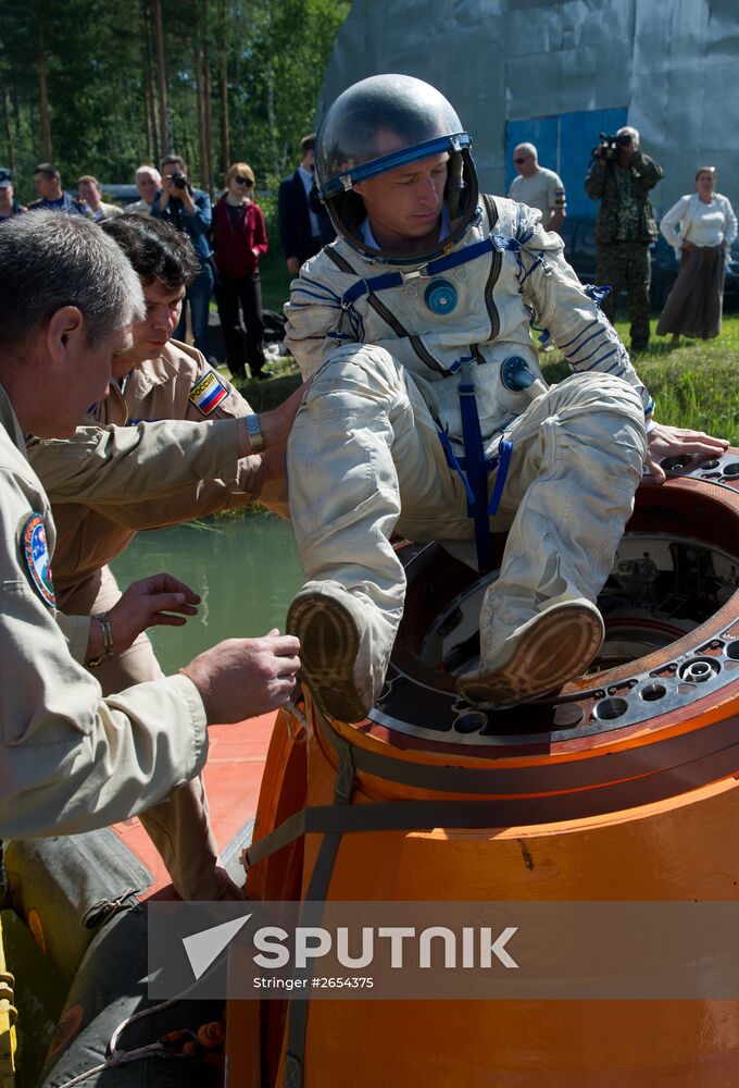 ISS 49/50 Expedition crew practice spaceship's water landing