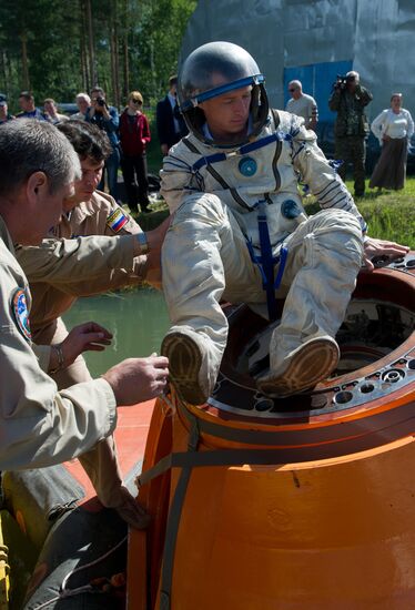 ISS 49/50 Expedition crew practice spaceship's water landing