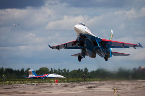 Russian aerobatic teams perform at 2015 International Maritime Defense Show