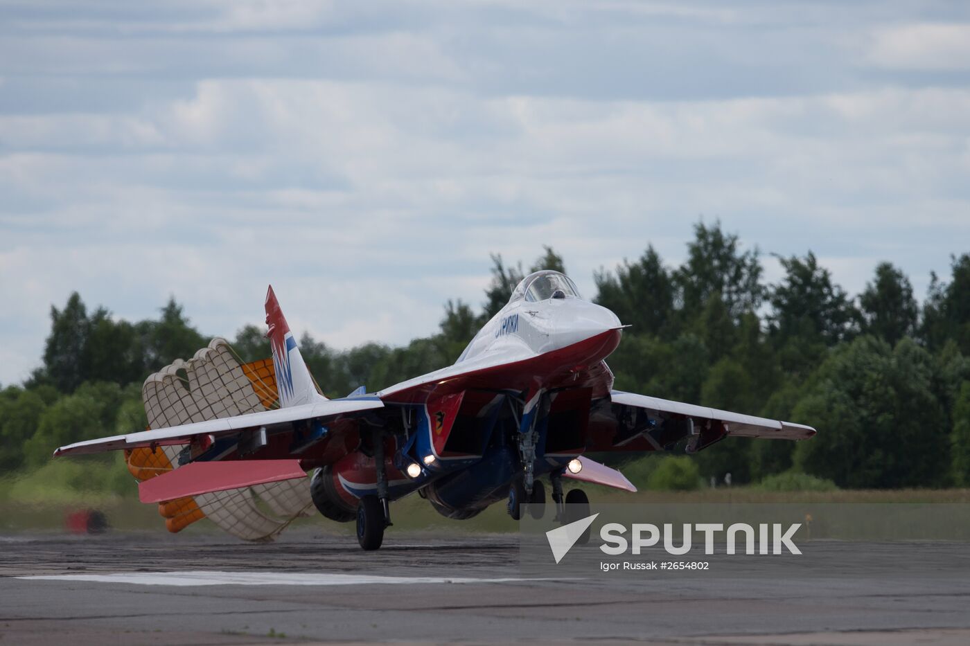 Russian aerobatic teams perform at 2015 International Maritime Defense Show