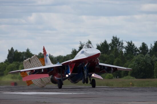 Russian aerobatic teams perform at 2015 International Maritime Defense Show