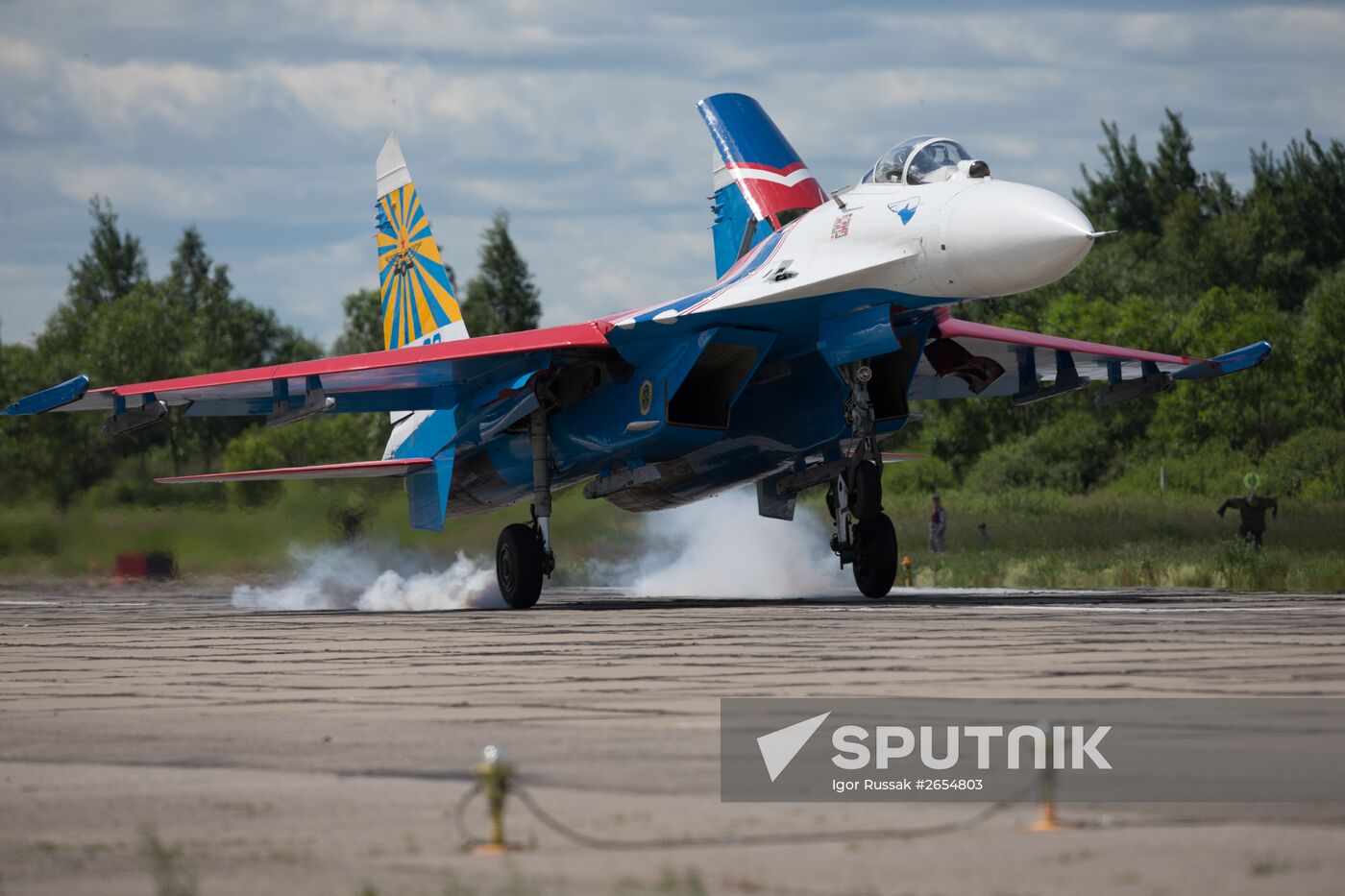 Russian aerobatic teams perform at 2015 International Maritime Defense Show