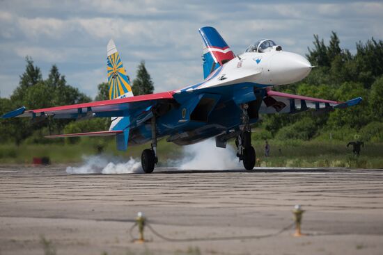 Russian aerobatic teams perform at 2015 International Maritime Defense Show