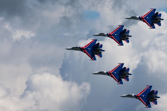 Russian aerobatic teams perform at 2015 International Maritime Defense Show