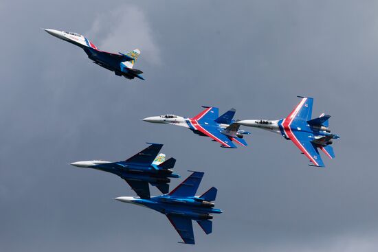 Russian aerobatic teams perform at 2015 International Maritime Defense Show