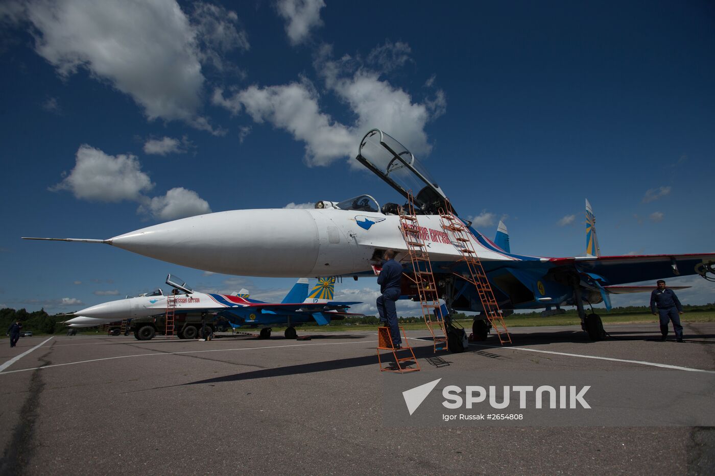 Russian aerobatic teams perform at 2015 International Maritime Defense Show