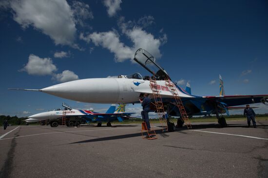 Russian aerobatic teams perform at 2015 International Maritime Defense Show