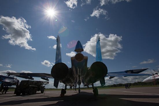 Russian aerobatic teams perform at 2015 International Maritime Defense Show
