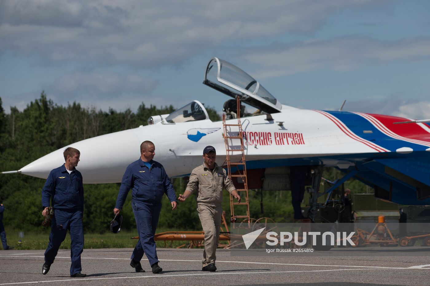 Russian aerobatic teams perform at 2015 International Maritime Defense Show