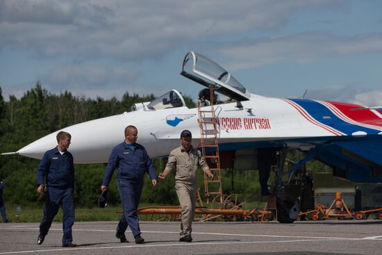 Russian aerobatic teams perform at 2015 International Maritime Defense Show