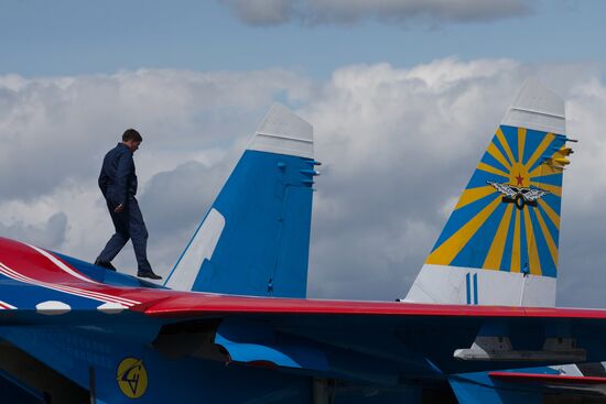 Russian aerobatic teams perform at 2015 International Maritime Defense Show