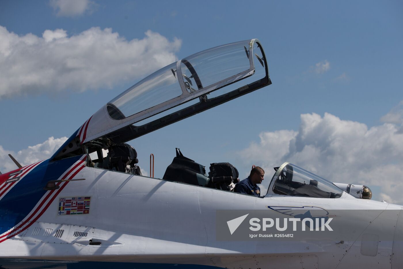 Russian aerobatic teams perform at 2015 International Maritime Defense Show