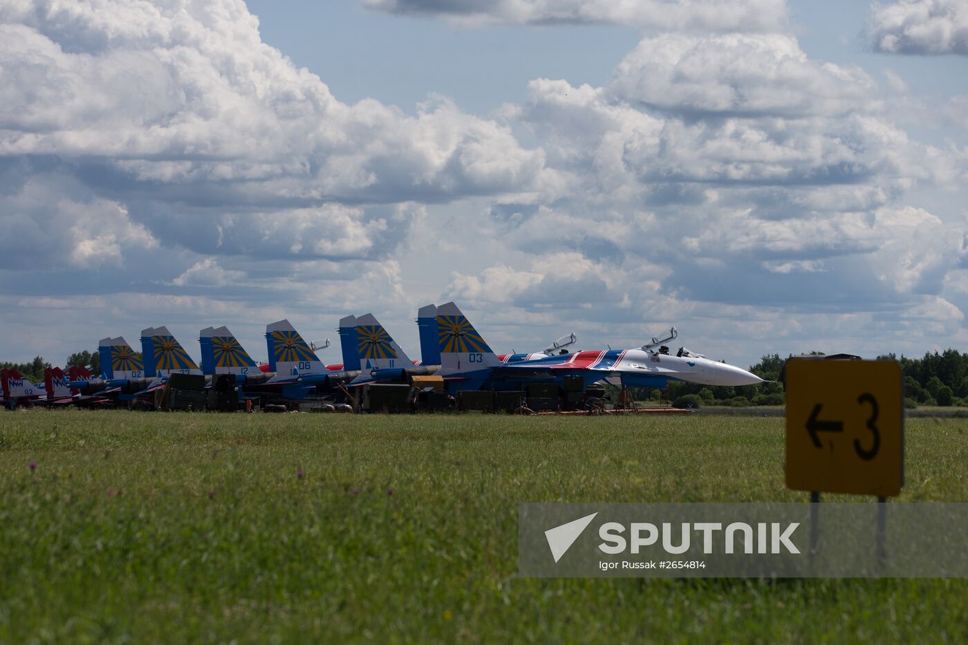 Russian aerobatic teams perform at 2015 International Maritime Defense Show