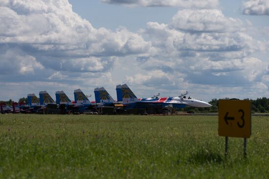 Russian aerobatic teams perform at 2015 International Maritime Defense Show