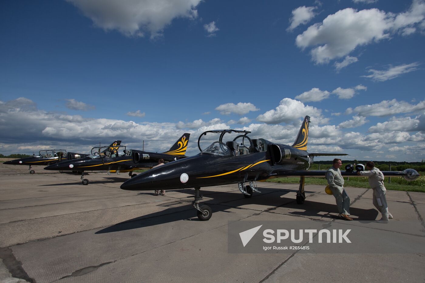 Russian aerobatic teams perform at 2015 International Maritime Defense Show