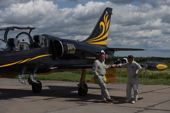 Russian aerobatic teams perform at 2015 International Maritime Defense Show