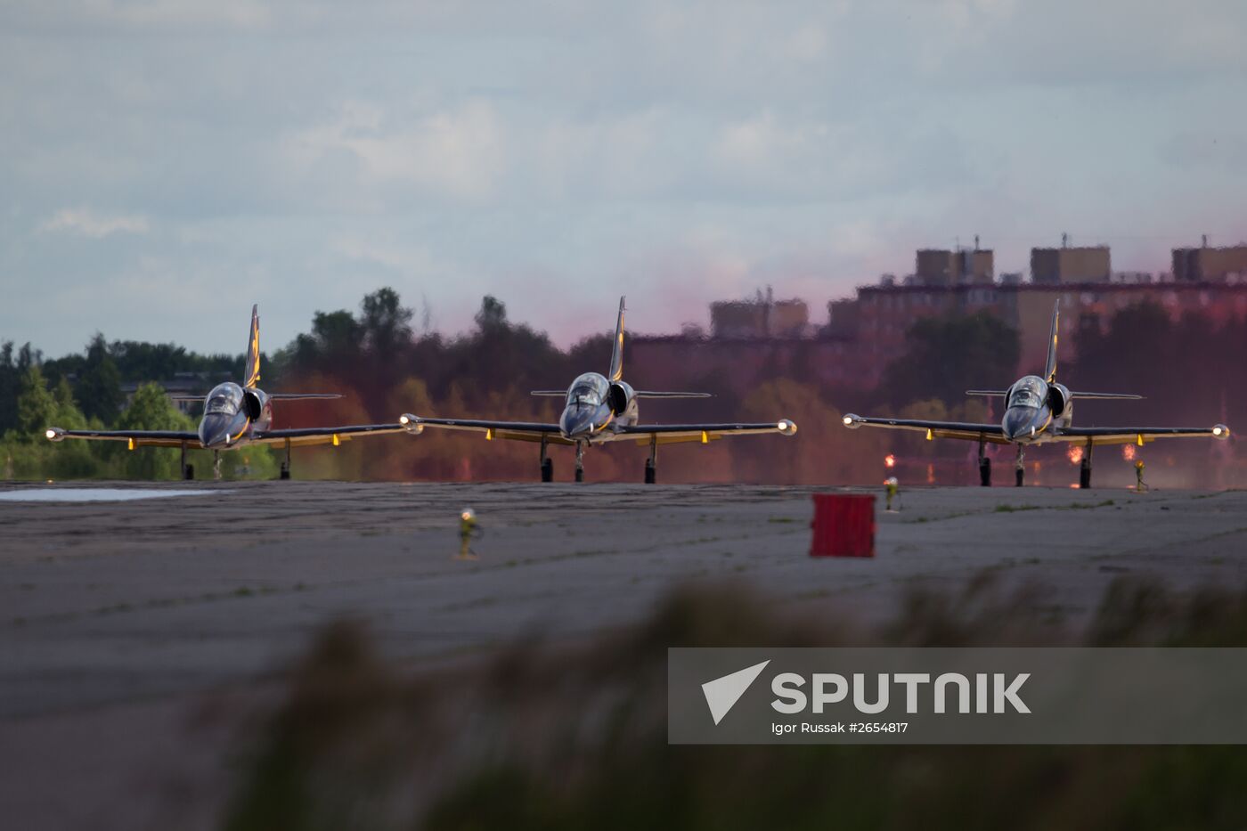Russian aerobatic teams perform at 2015 International Maritime Defense Show